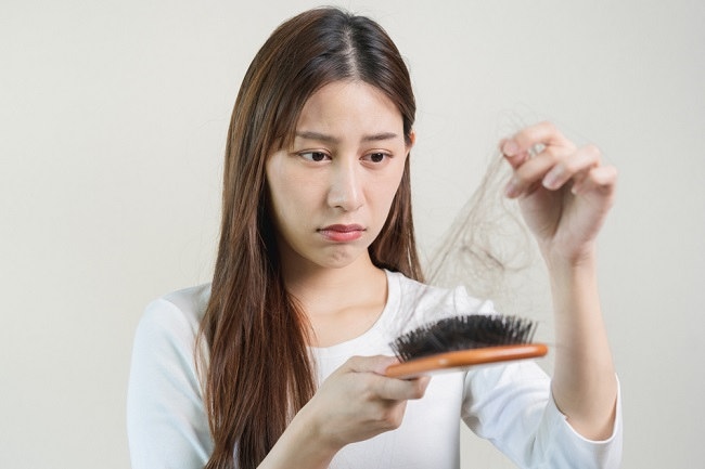 Featured Post Image - Cara Efektif Mengatasi Rambut Rontok dengan Bahan Alami