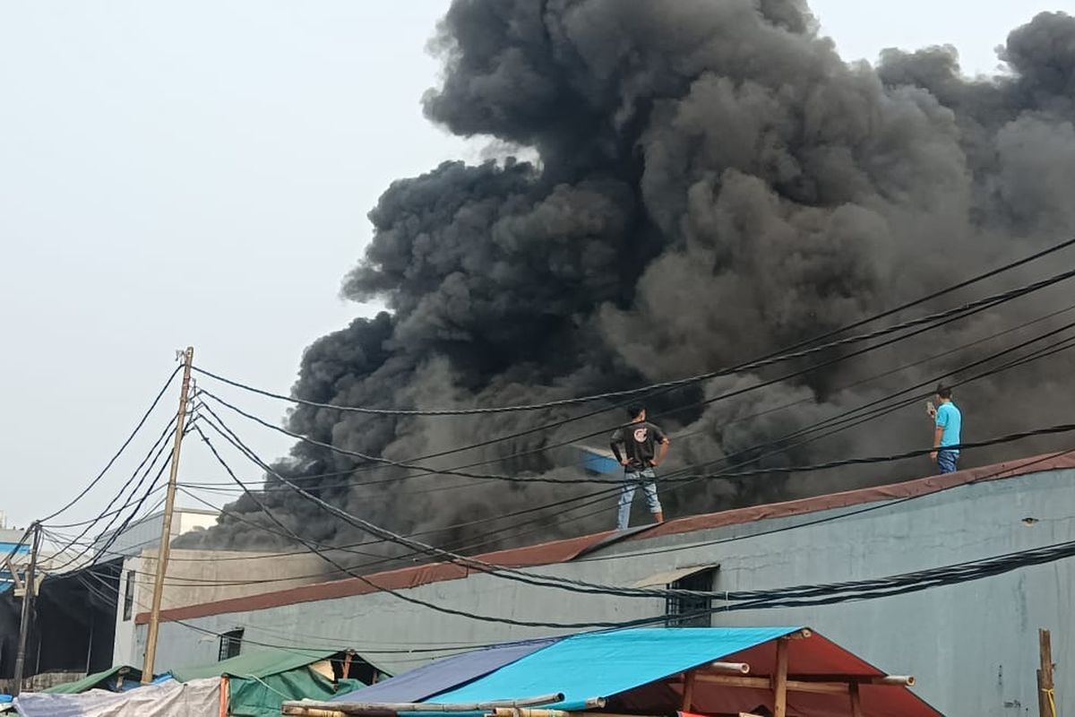 Featured Post Image - Kebakaran Gudang Wallpaper di Muara Baru Buat Warga Panik