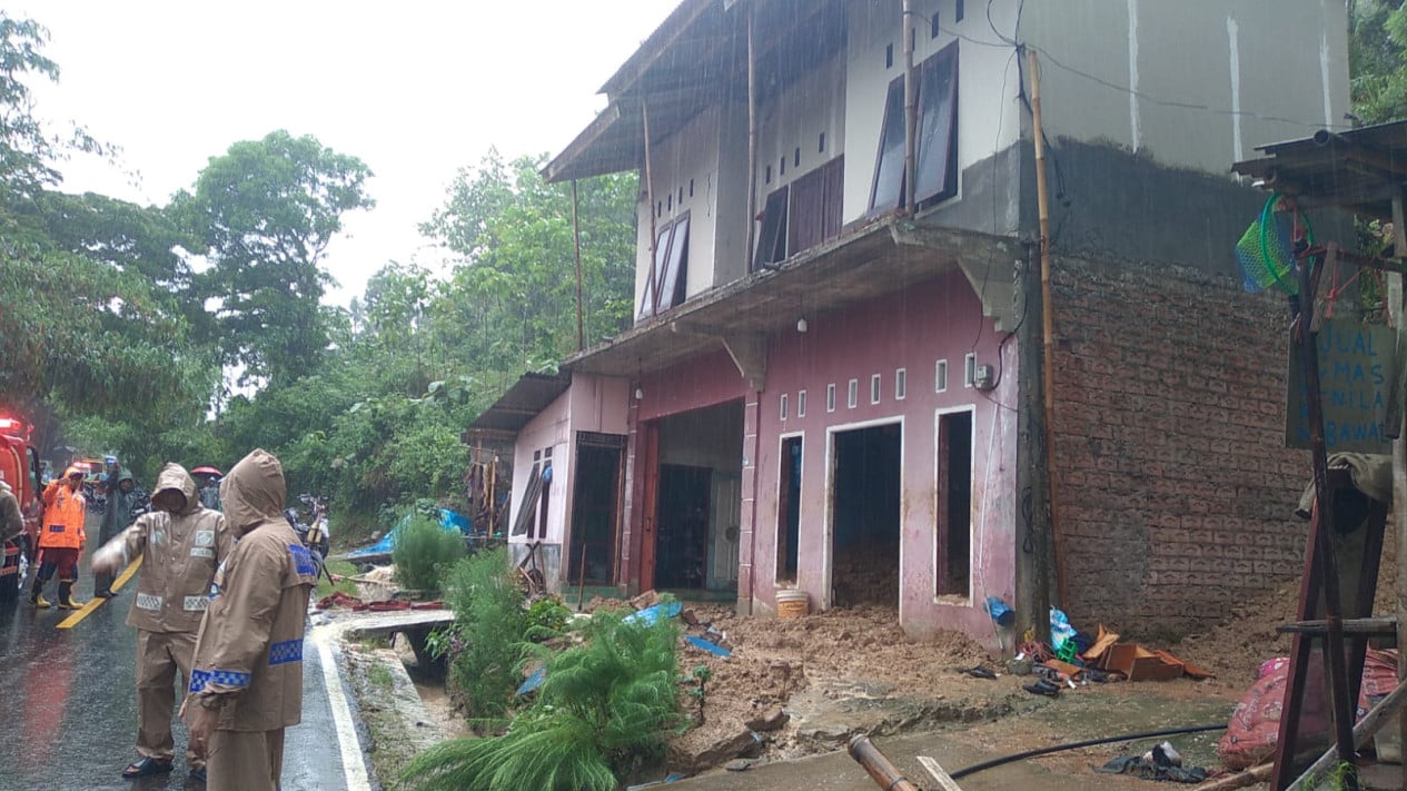 Featured Post Image - Longsor di Cianjur: Dua Warga Tewas Akibat Tertimbun Material Rumah