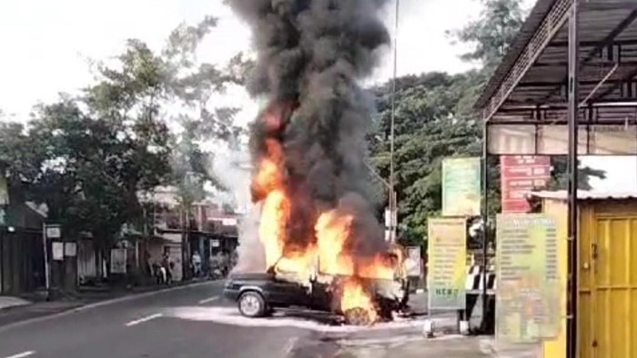 Featured Post Image - Mobil Milik Purnawirawan TNI Hangus Terbakar di SPBU Tulungagung